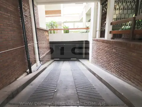 Excelente cochera cubierta ubicada en el centro de Olivos