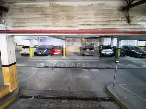 Excelente cochera cubierta ubicada en el centro de Olivos