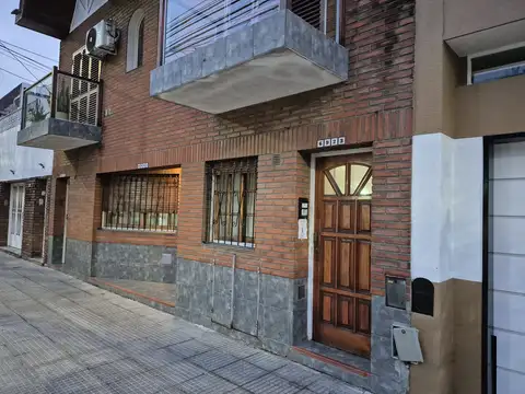 REGIO TRES AMBIENTES CON PATIO UBICADO A TRES CUADRAS HOSPITAL SANTOJANI Y POCAS CUADRAS DEL POLO GASTRONOMICO AV. EMILIO CASTRO