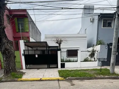 IMPECABLE CASA DE ESTILO RETRO  "