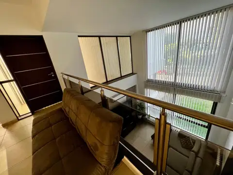 Casa en Alquiler con 2 cocheras