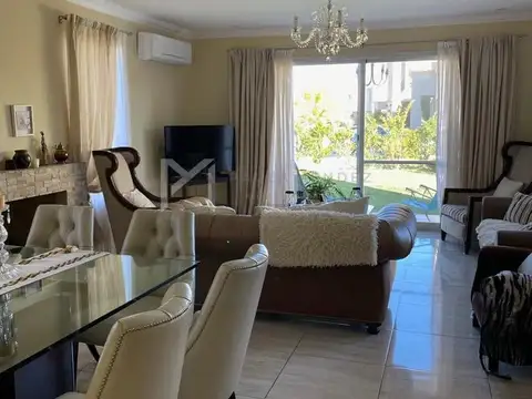 Casa 7 ambientes con 2 baños