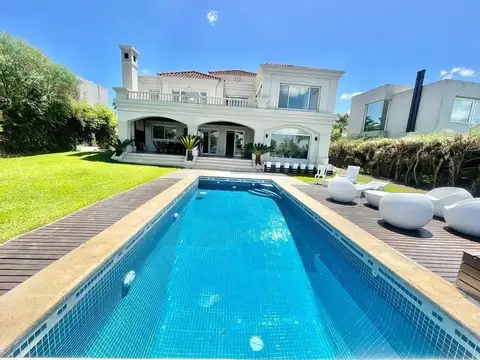 Casa en Venta con 2 cocheras