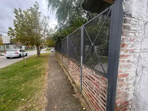 CASA EN ESQUINA EN VENTA EN LOMAS  PATIO Y GALPON