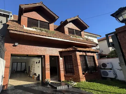VENTA CHALET 6 AMBIENTES 3 COCHERAS FLORIDA LASALLE. APTO CREDITO.