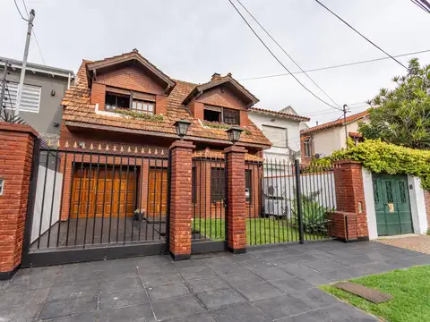 Venta Chalet en Florida, Lasalle, 4 dormitorios, playroom, 3 cocheras, apto crédito.