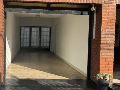 Casa 7 ambientes con 2 baños