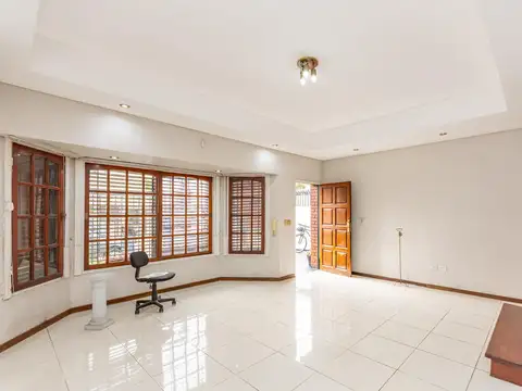 Casa 7 ambientes con 2 baños