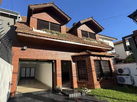 VENTA CHALET 4 DORM ESCRITORIO PLYROOM 3 COCHERAS FLORIDA LASALLE. APTO CREDITO.
