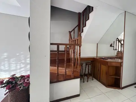 Casa en Venta con 3 cocheras