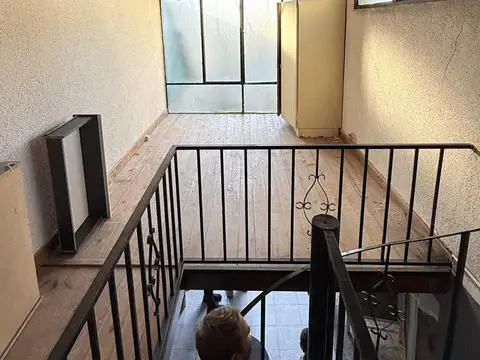 Casa 7 ambientes con 2 baños