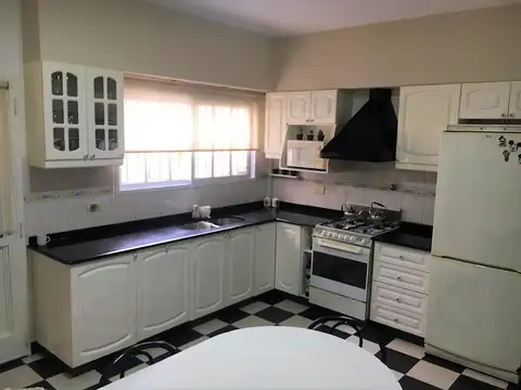 CASA 4 AMB. c/ COCHERA y CASA 2 AMB a REFACCIONAR o DEMOLER - S.Justo (Ctro)