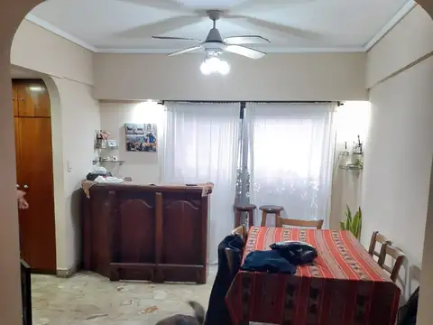 Casa de 4 amb. en 2 plantas con patio y terraza con quincho y parrilla.