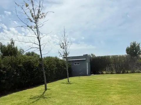 Casa en Alquiler con 3 cocheras