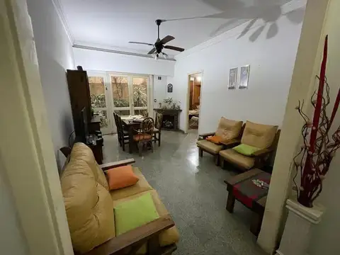Francisco Acuña DE Figueroa 500. Entre Corrientes, Avda. y Sarmiento