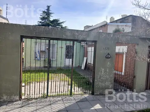 Casa 90 m2 sobre lote propio de 200 m2 . 3 amb ,con cochera y jardinde . Berazategui centro