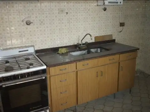 SOBRE LOTE DE 8.66X17.32m INMUEBLE IDEAL VARIAS FAMILIAS COMPUESTO DE 3 DEPARTAMENTOS