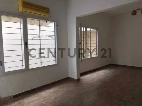 Excelente PH en Alquiler Temporal 4 Ambientes, Ubicado en Villa Real Tipo Casa, 2 Plantas.