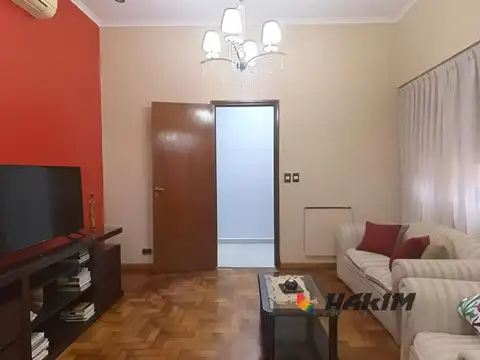 CASA 4 AMBIENTES- CON TERRAZA C/ PARRILLA- COMODO EN DIMENSIONES- SUPER LUMINOSO