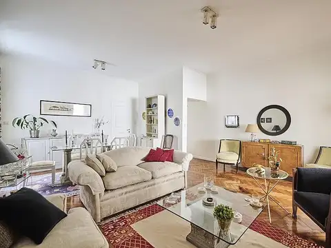 Tres ambientes - dos dormitorios - escritorio - cochera a una cuadra - Recoleta