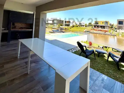 Casa 4 ambientes con 2 baños