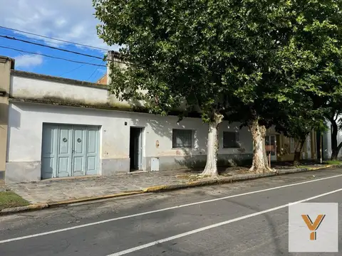 Casa en venta - 4 dormitorios 1 baño 1 toilette - parrilla jardin - 315 mts2 - Las Flores