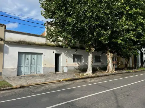 Casa en venta - 4 dormitorios 1 baño 1 toilette - parrilla jardin - 315 mts2 - Las Flores