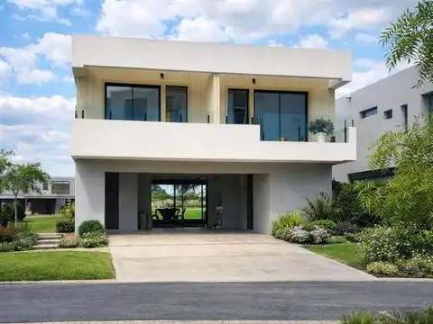 Casa con amarra propia Barrio El Canal