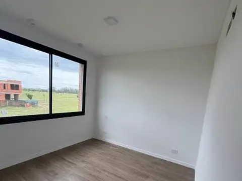 Casa en Alquiler en Funes Norte, $ 830.000