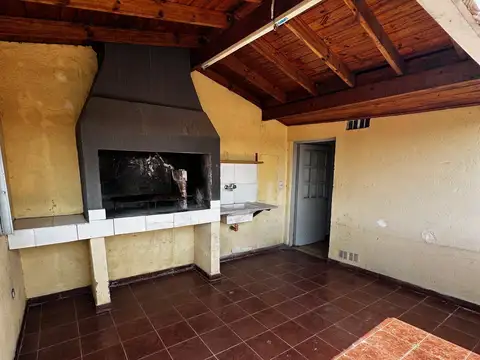 LINDO P.H PISO 2do. POR ESCALERA (SOLO 2 DPTOS.) CON BALCON, TERRAZA Y PARRILLA