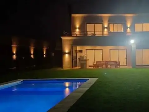 Casa 5 ambientes con 3 baños