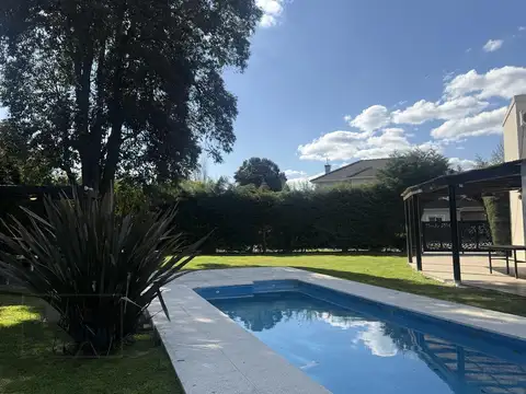 Casa en Alquiler con 4 cocheras