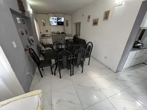 Casa 4 ambientes con 2 baños