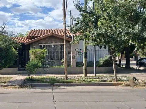 CASA  3 DORMITORIOS EN VENTA  6ta SECCIÓN MENDOZA