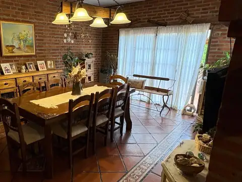Casa en Venta con 2 cocheras