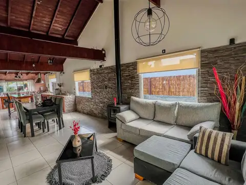 Casa con departamento al fondo y parque