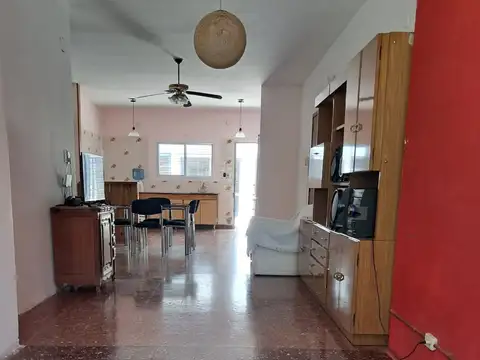 Casa 6 ambientes con 2 baños
