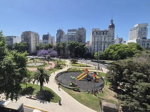 Departamento en VENTA , muchos m2 ,excelente ubicación. Vista a la Plaza!