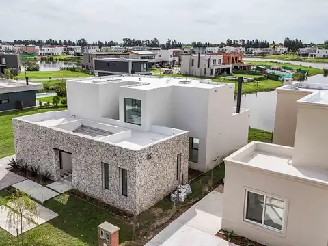 Casa 7 ambientes con 2 baños