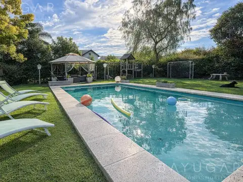 Casa en Venta con 3 cocheras