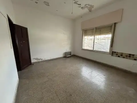 Casa 6 ambientes con 2 baños