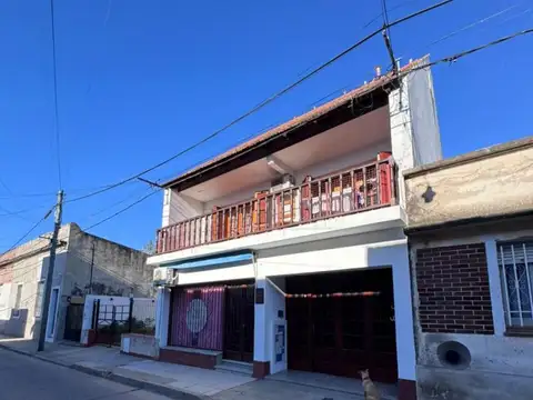 Casa 15 ambientes con 4 baños