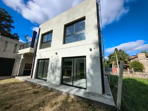 Casa en Venta con 2 cocheras