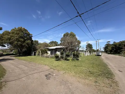 Chalet en esquina de Los Acantilados