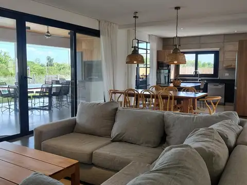 Casa 5 ambientes con 3 baños