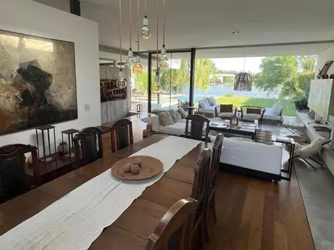 Casa en Alquiler Temporal con 4 cocheras