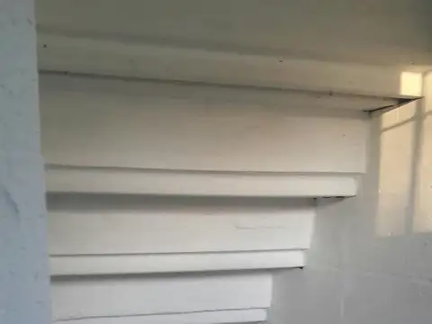 CINCO MONOAMBIENTES y un LOTE DE TERRENO BALDIO