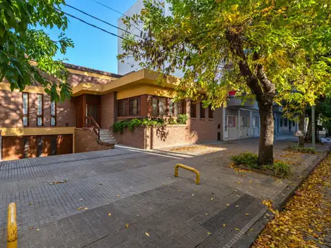 Casa 4 Dormitorios Venta La Plata Cochera y Pileta