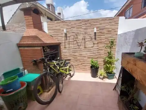 EXCELENTE DUPLEX CON COCHERA Y PATIO con PARRILLA