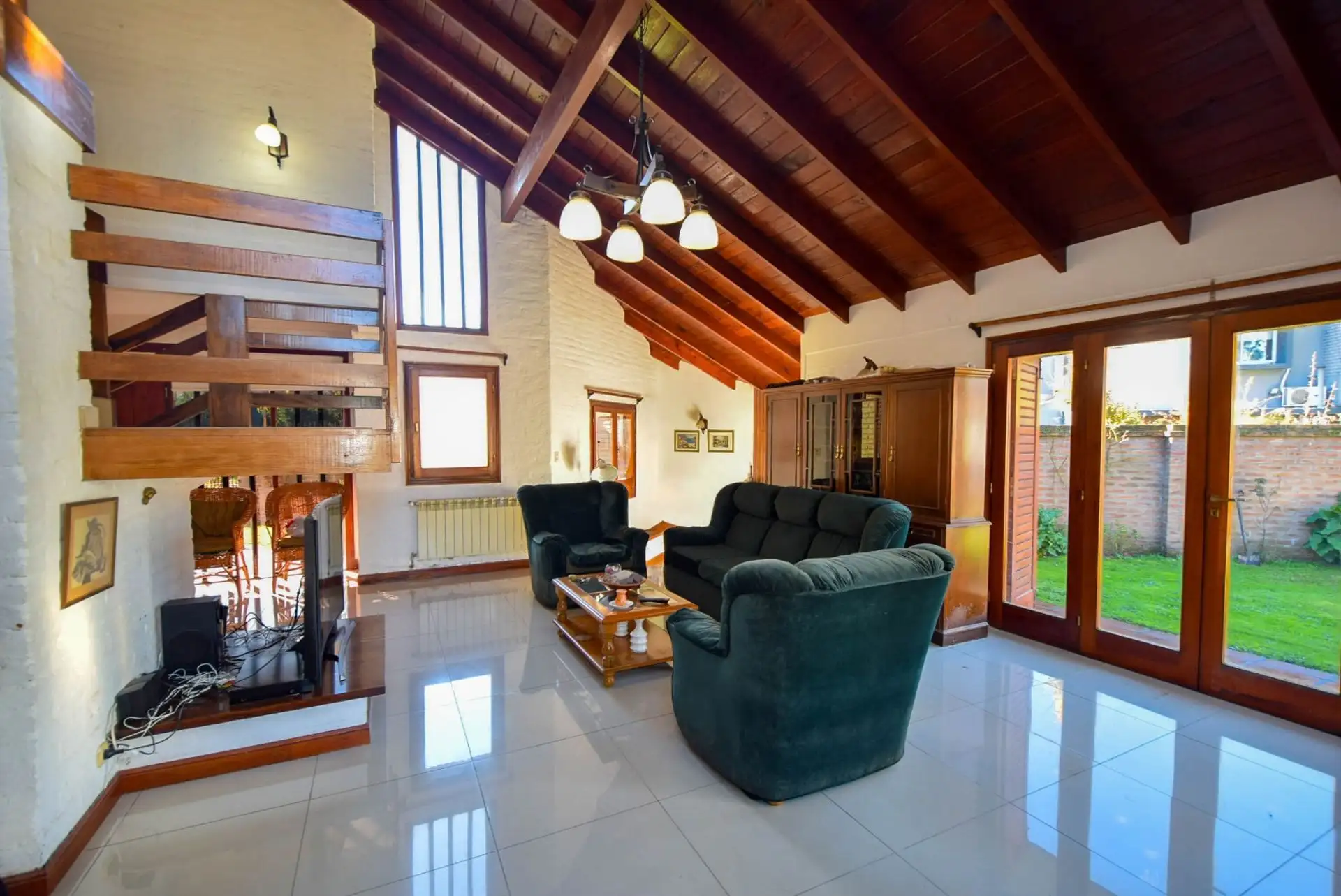 VENTA DE CASA 4 AMB DOBLE COCHERA,PARQUE Y PILETA